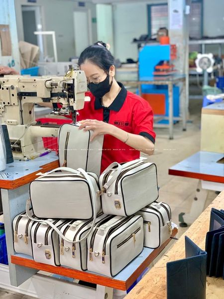 Công Ty Chuyên phân phối sản xuất các sảm phẩm vể da bò Cá Sấu...